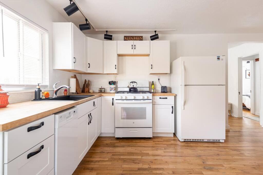 House With Great Beds, Full Kitchen, Fenced Yard Villa Albuquerque Buitenkant foto